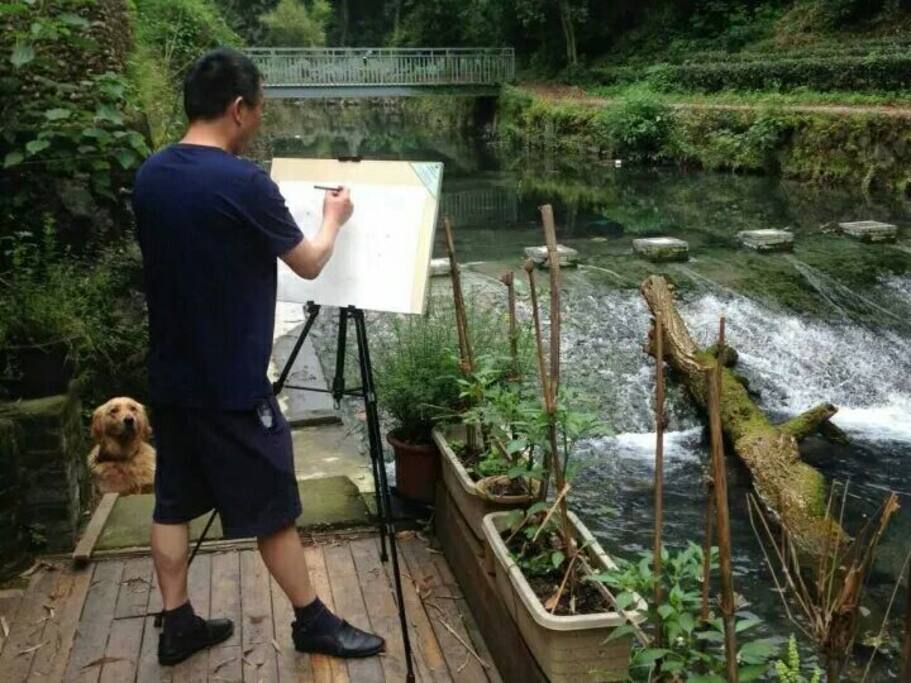 那人那狗,溪边画画