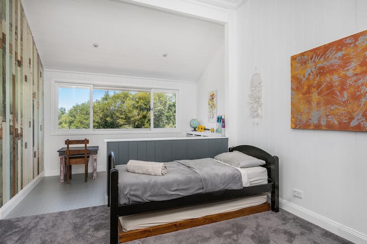 Dormitorio de invitados con ropa de cama flexible para satisfacer tus necesidades. ¡Ahora tiene una cama tamaño queen!