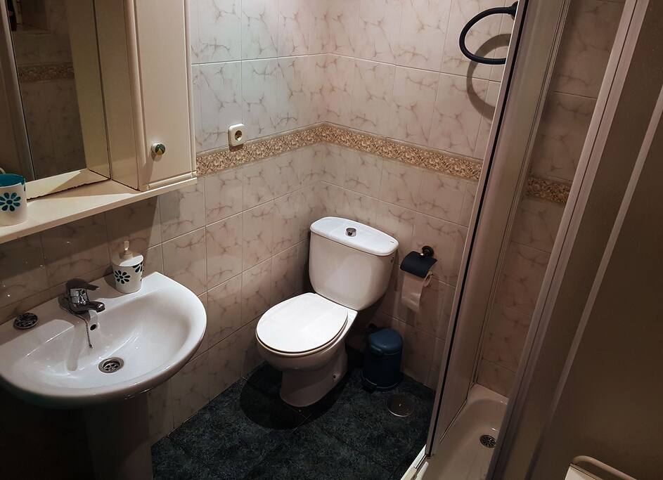 Baño compartido con la otra habitación / Shared bathroom with the other room.