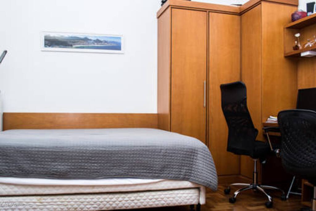 Quarto com armário espaçoso.