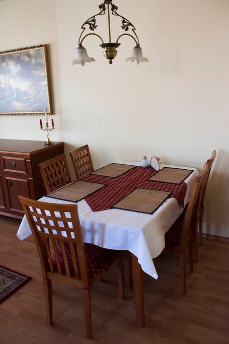 Dining table can be expanded to sit 7