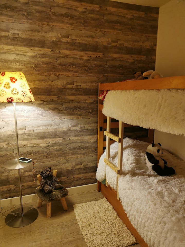 ห้องเด็กเตียงสองชั้น 2 หลัง + เตียง 1 ลิ้นชัก 