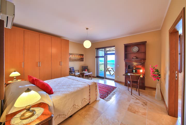 حمام داخلي بغرفة نوم رئيسية