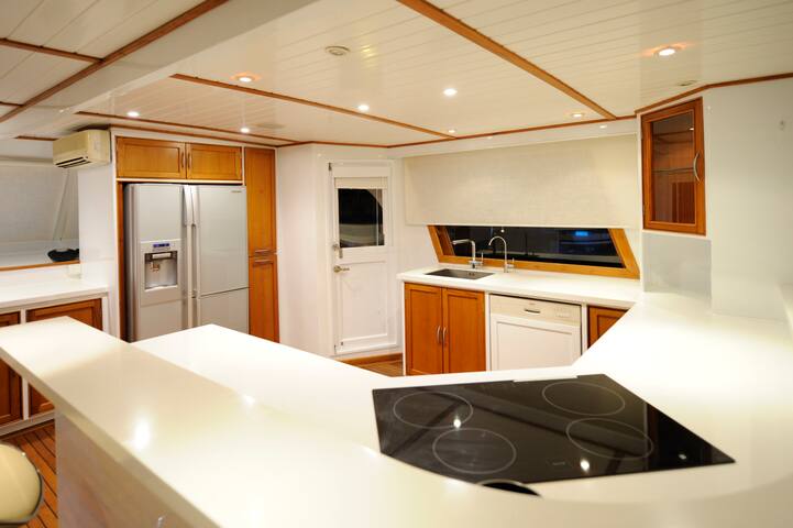 Spacious Houseboat – Whole Boat – Near Soho East gallery image 5