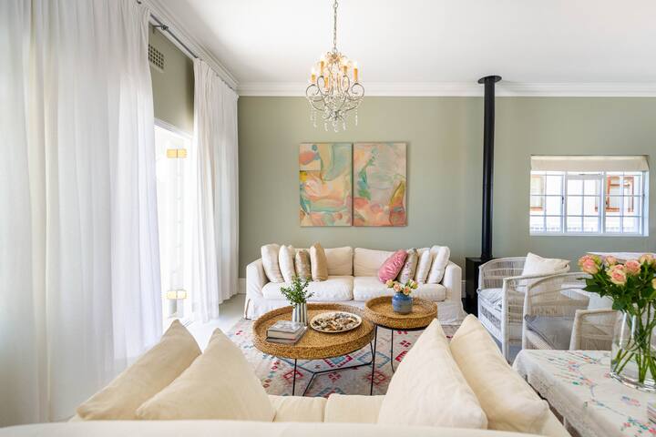 Seaview Cottage. Walk to Beach and Penguins gallery image 3