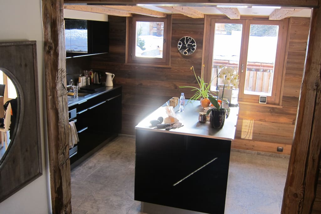 La cuisine vue depuis l'entrée