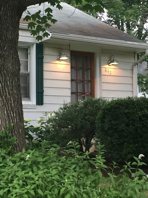 Cozy Stonehenge Cottage:Work,Family&Dog Friendly