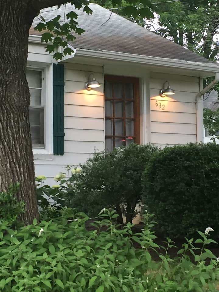 Cozy Stonehenge CottageWork,Family&Dog Friendly Houses for Rent in