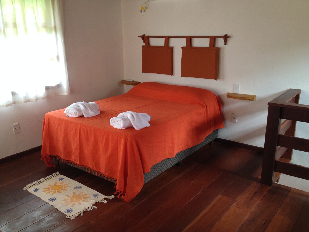 Cama de casal no quarto - מיטה זוגית בחדר השינה למעלה