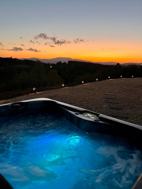 All About That View: hot tub, fire pit, mountains