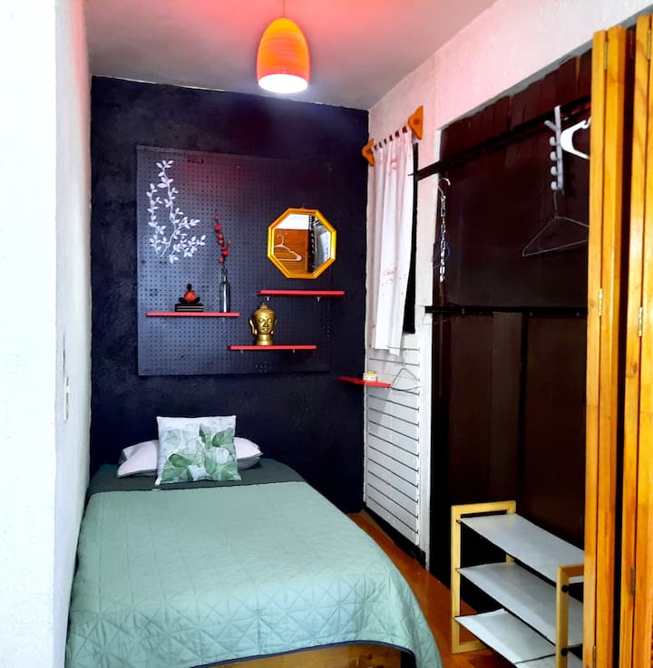 Quarto no primeiro andar, com cama de solteiro.