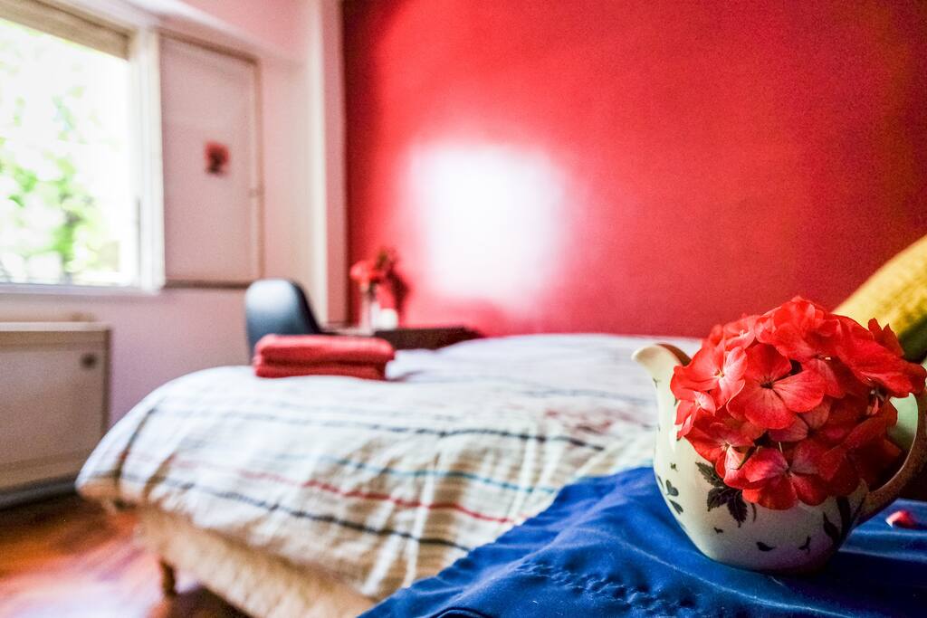 Bright, clean with sheets and towels.