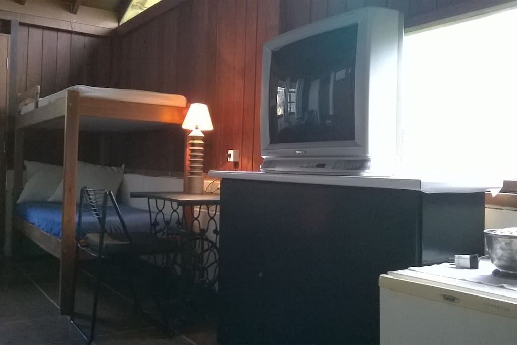 Beliche, mesa de trabalho, TV e frigobar