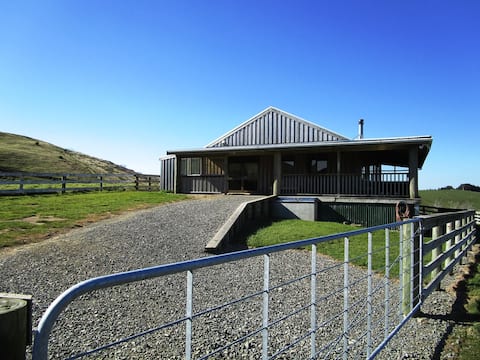 Wai Ngaio Retreat - Coastal Lodge