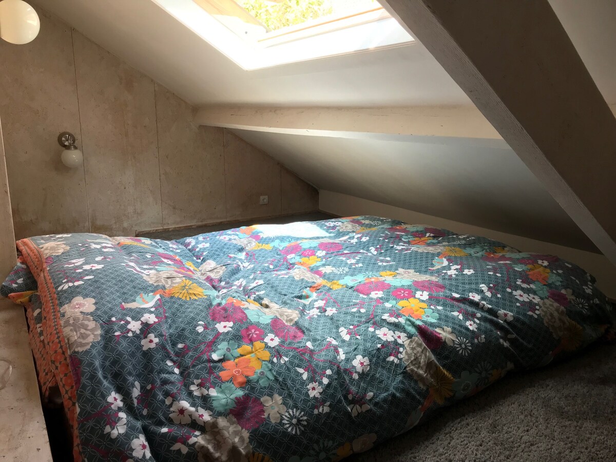 ห้องนอนที่ 4 ห้องรับแขกใต้ดาดฟ้าซึ่งเข้าถึงได้โดยบันไดของมิลเลอร์เตียง 140 ซม. * 190