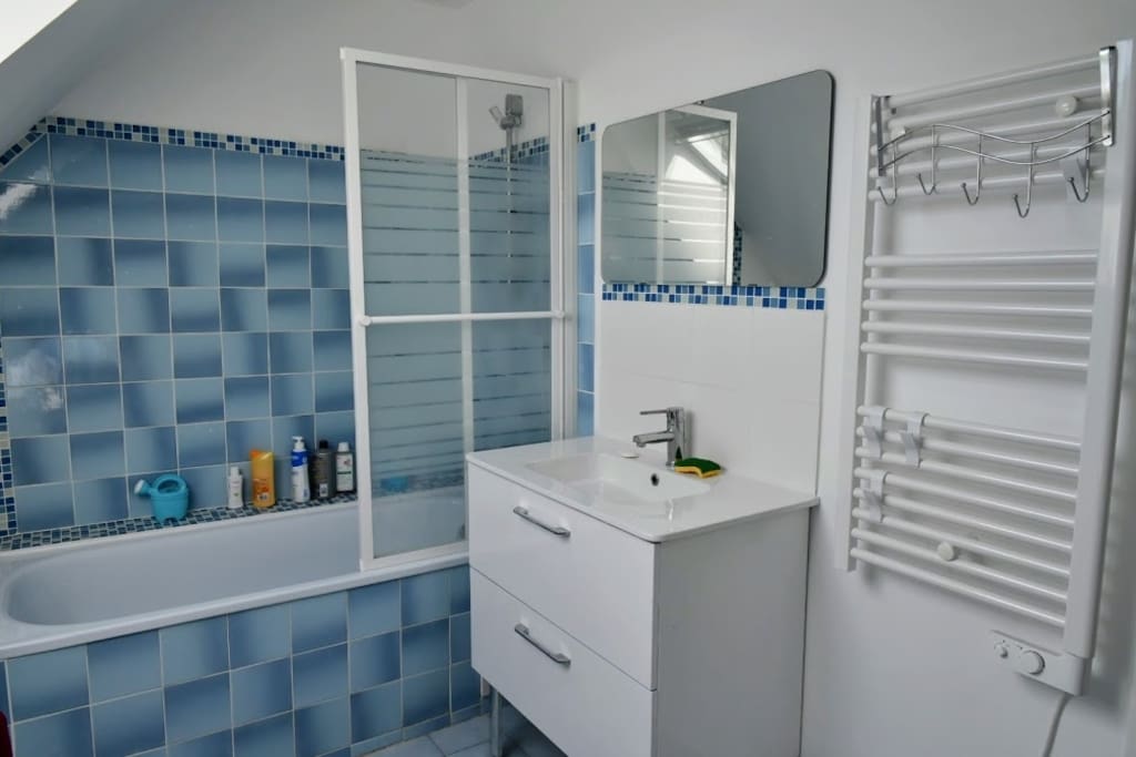 Salle de bain équipée, baignoire, machine à laver le linge, chauffe serviettes...