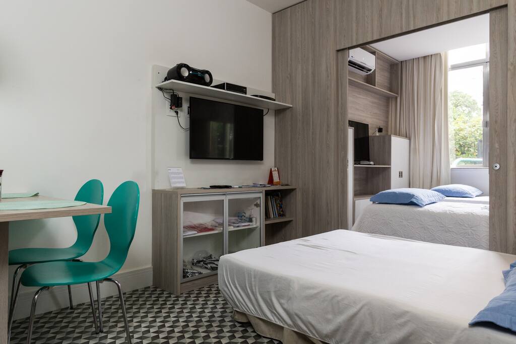 Apartamento bem confortável, com todas as comodidades de uma casa.
***
Well appointed apartment with all the amenities of a home.