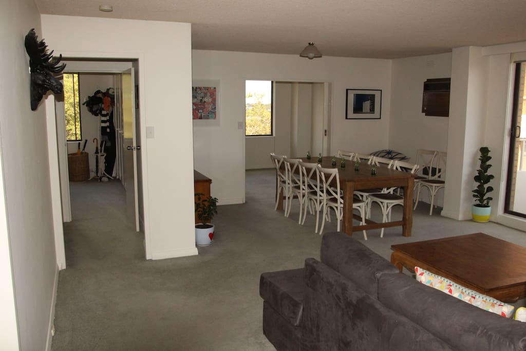 Lounge room with Netflix and wireless internet
