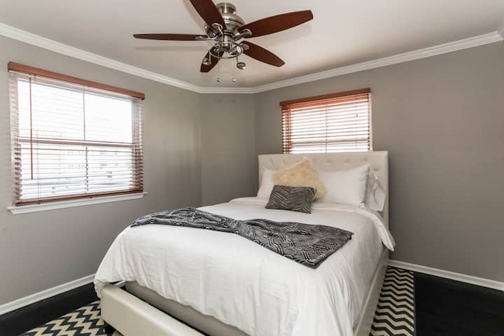 Questa camera da letto è dotata di un letto a due piazze e biancheria morbida. Ideale per una notte di sonno ristoratore, combina comfort e stile per il soggiorno di qualsiasi ospite.