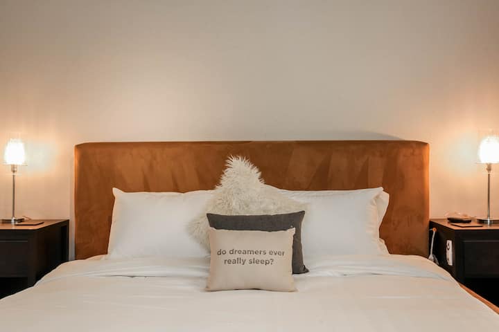 La camera da letto principale è un rifugio di comfort, con un soffice letto matrimoniale grande, biancheria da letto accogliente e molta luce naturale. Con un ampio spazio di archiviazione, offre una fuga tranquilla a fine giornata.