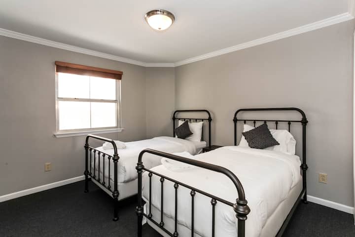 La camera da letto doppia.