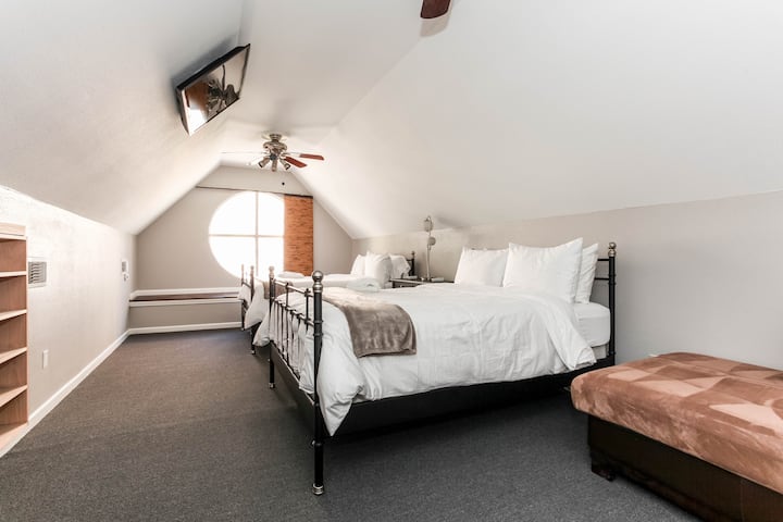 Questa spaziosa camera dispone di due letti matrimoniali, che la rendono ideale per bambini o ospiti aggiuntivi. Con il suo design allegro e la biancheria da letto confortevole, è perfetto sia per famiglie che per gruppi di amici.