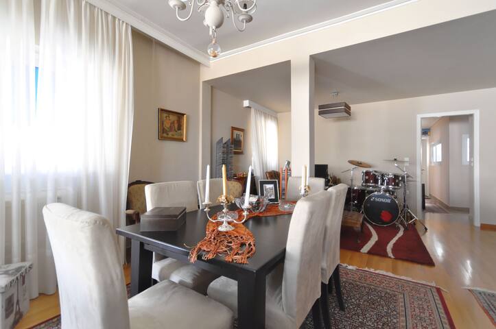 Luxurious Penthouse- Business ready!!! gallery image 3