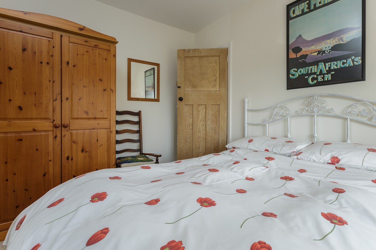 Chumba cha ziada cha kulala mara mbili kilicho na kabati la nguo mbili