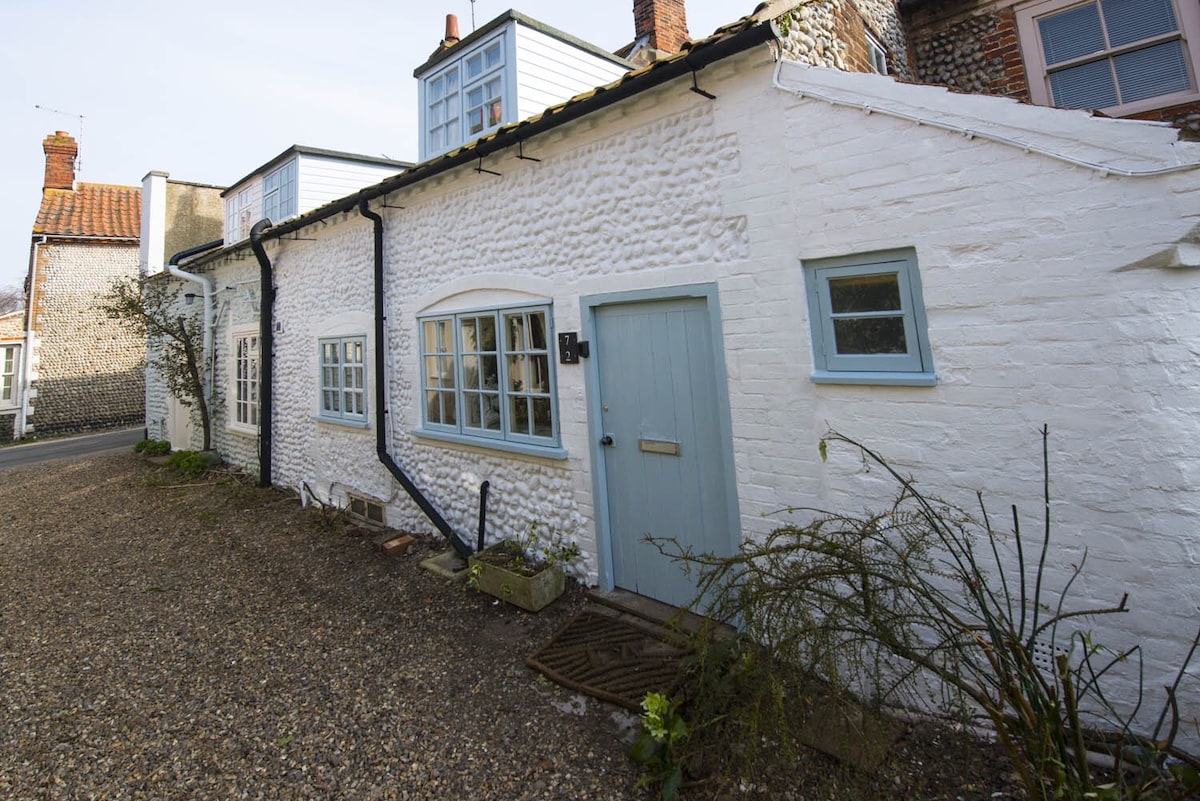 Top performing Airbnb: 17th century character cottage near quay in Blakeney