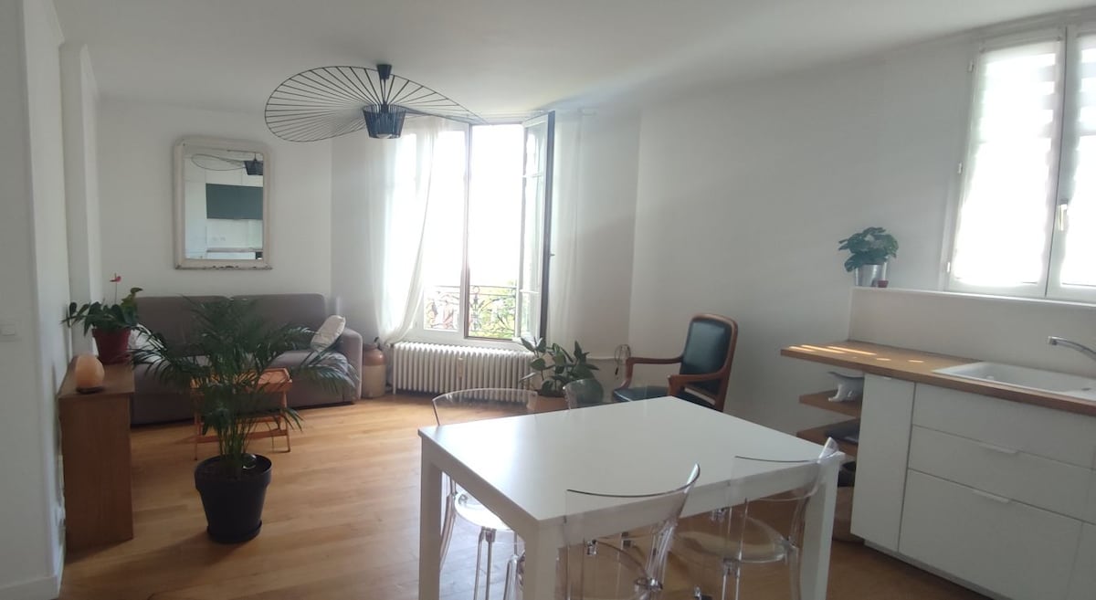 Top performing Airbnb: Apartment direct line Eiffel Tower + other monuments in Maisons Alfort