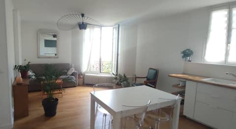Airbnb performant: Apartment direct line Eiffel Tower + other monuments à Maisons Alfort