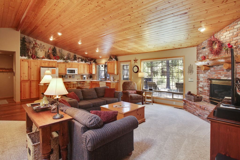Couch,Furniture,Vault Ceiling,Indoors,Room