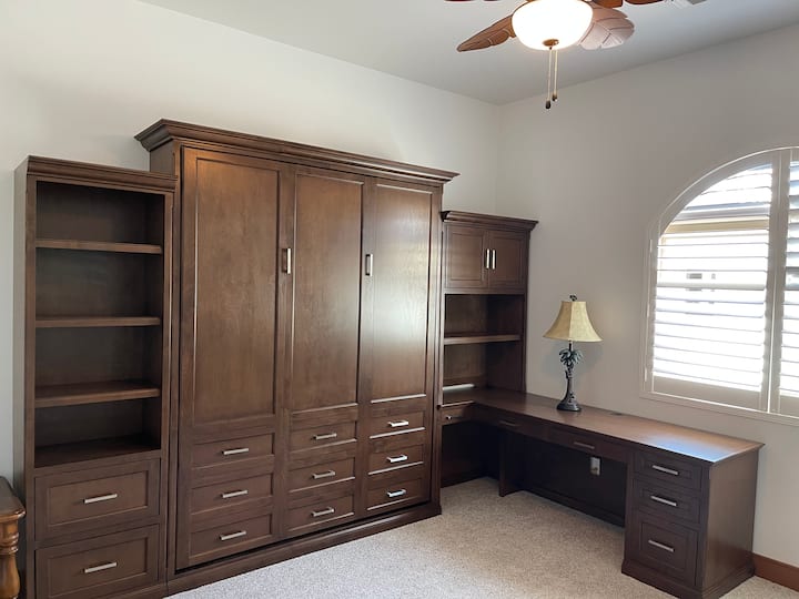 Se puede acceder fácilmente al dormitorio de la pared con cama y a la zona de escritorio.