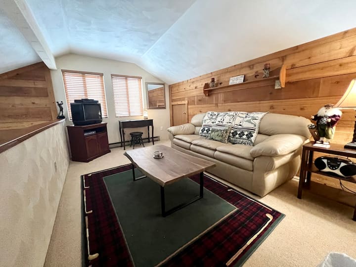 Eneo la ghorofa ya juu lenye kitanda kinachotolewa cha sofa ya ukubwa wa malkia.  Hili limewekewa alama kuwa Chumba cha kulala kwa sababu hawana aina ya roshani.  Ufikiaji au bafu la ukumbi la pamoja na Chumba kingine cha kulala cha ghorofa ya juu.  Ina televisheni kwa ajili ya michezo ya kompyuta au kutazama DVD unayopenda. 