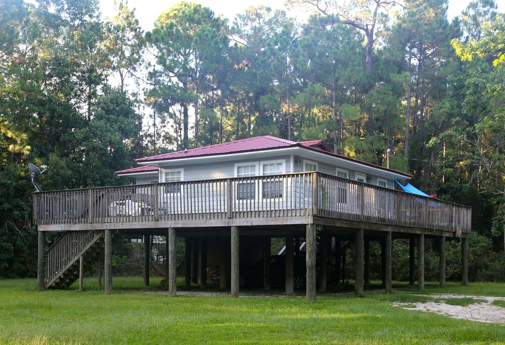 Charming vacation home on stilts among pine trees on a quiet street