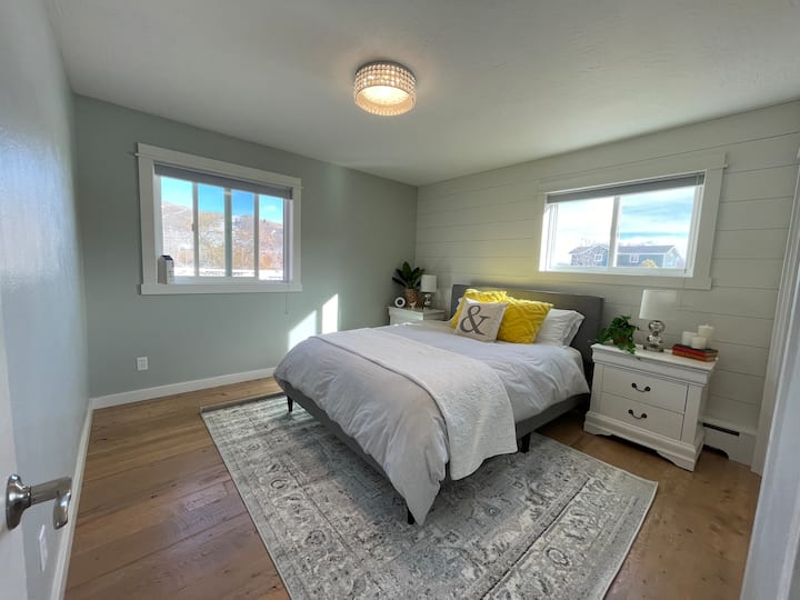 Легло тип Куин на основната всекидневна. Чисто новите дървени подове правят тази стая гостоприемна, релаксираща и идеалното място за страхотен нощен сън. Всичко е ново спално бельо. 