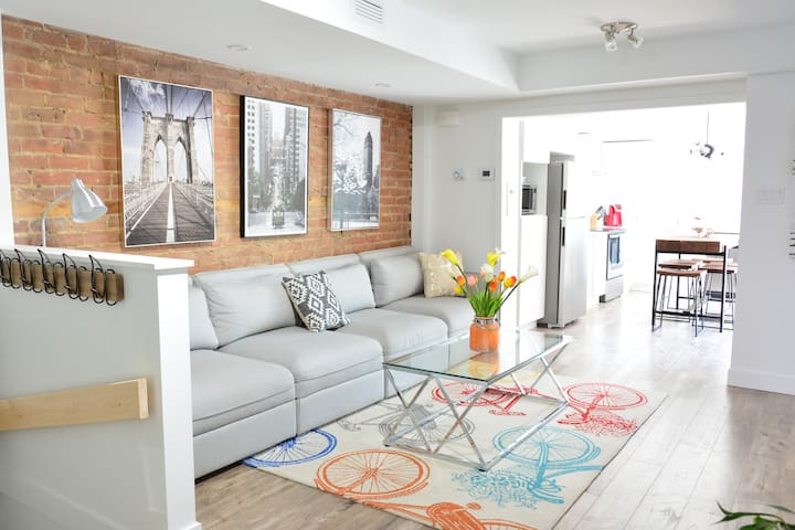 Rooftop Deck w/Mont-Royal views- 4 Full Bathrooms! gallery image 2