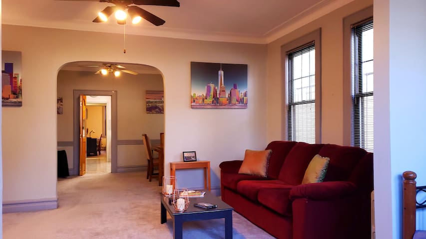 Clean, Comfy and Convenient NYC Suburb sleeps 16 gallery image 2