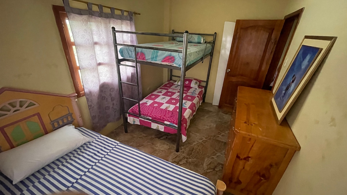 Prizemlje.
Žuta soba 
1 krevet na kat od 1 1/2 sjedala
1 krevet 1 1/2 mjesto
1 Udobna 
Ova soba ima vlastitu kupaonicu izvan nje