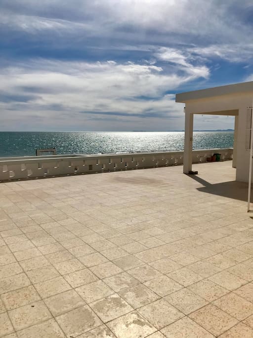 Amplia terraza con vista al mar