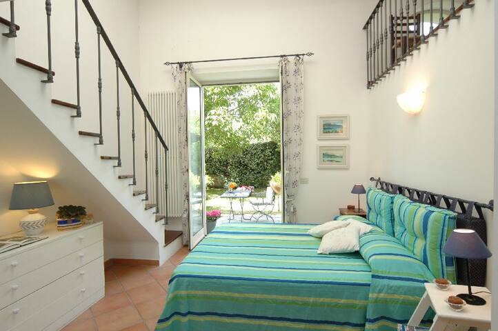 POSILLIPO IN VILLA WITH VIEW GARDEN gallery image 4