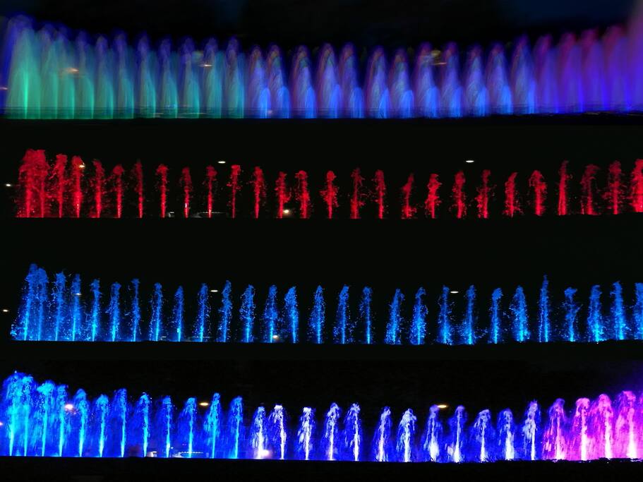 Effetti speciali della fontana durante le ore notturne