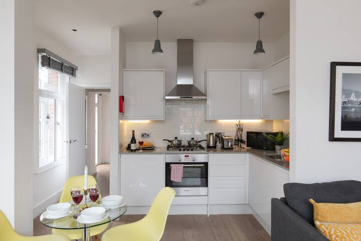 2BD West End Flat Close to Soho & Covent Garden gallery image 3
