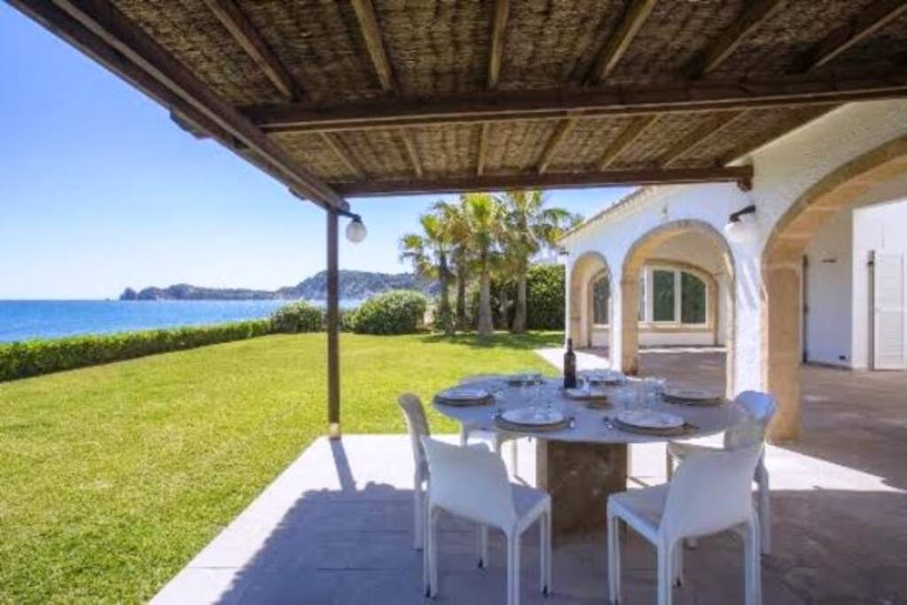 Amplia terraza junto al jardin