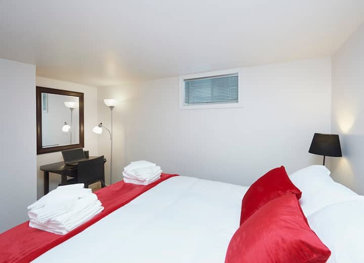 Spálňa s manželskou posteľou Queen a písacím stol Svetlá a milujúca miestnosť s 2 oknami. Šatníková skriňa a pracovný priestor.