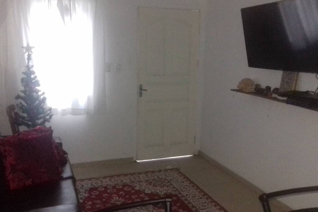 Sala com sofa de 3 lugares.