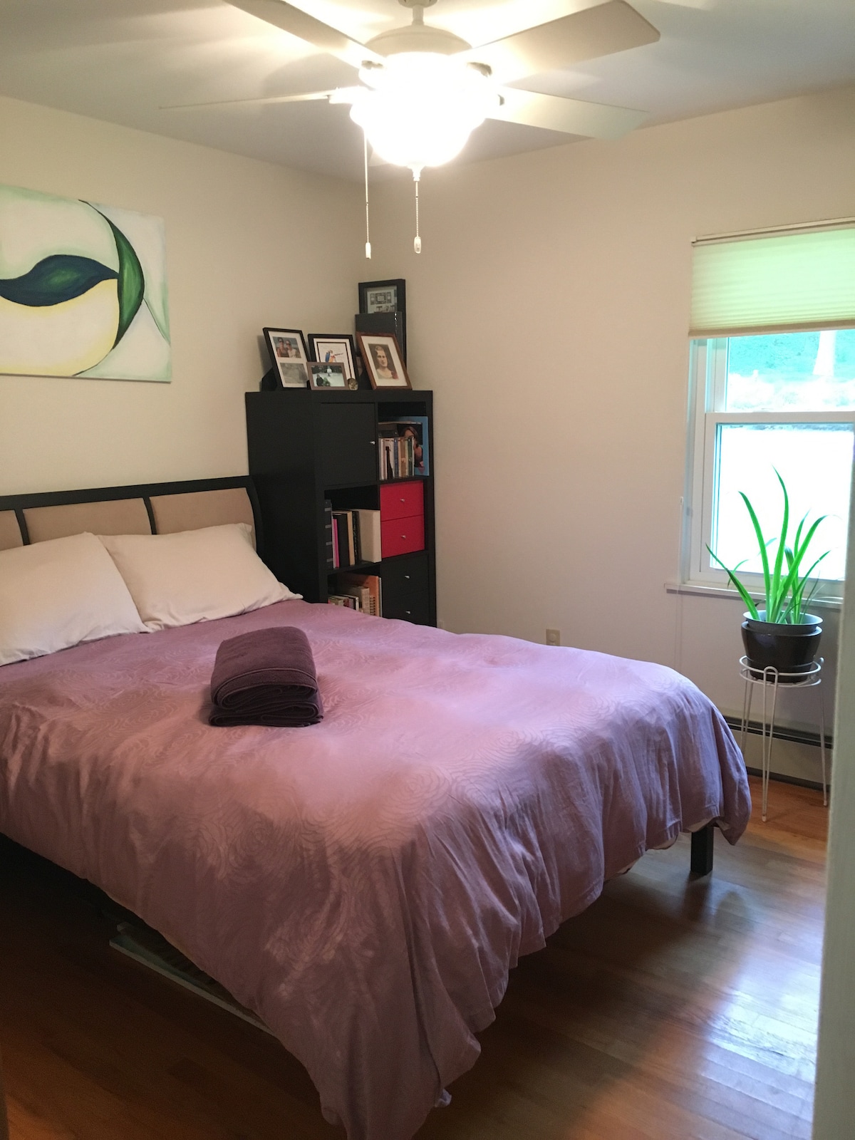 Slaapkamer met queensize bed.