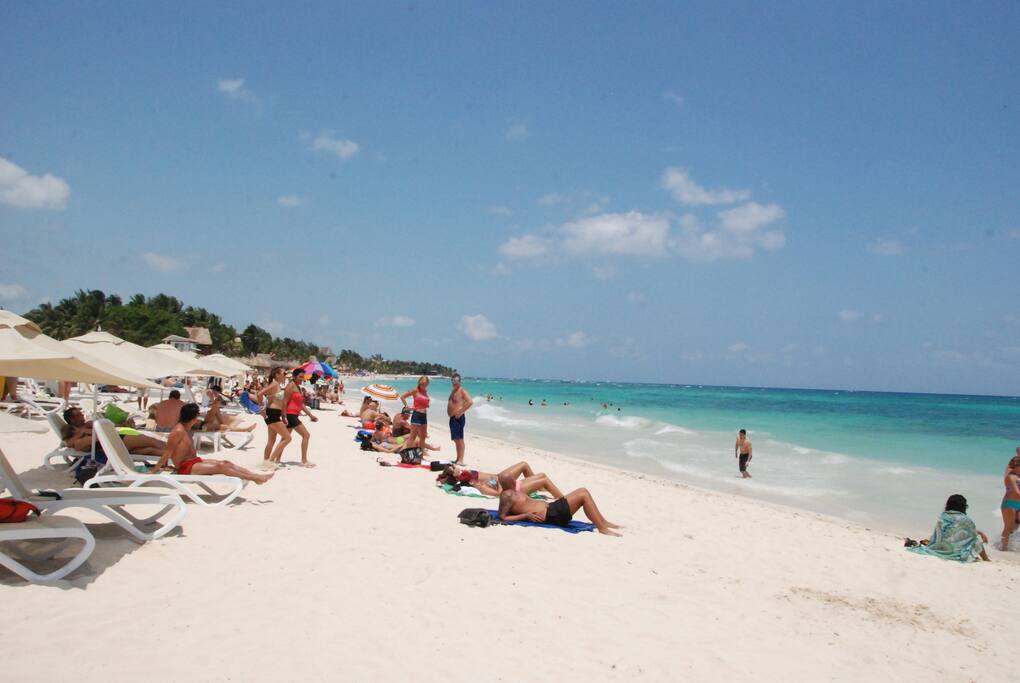 mamitas beach , solo a una cuadra de distancia