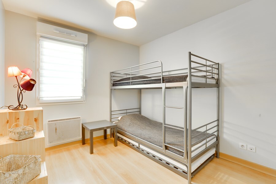 舒适的卧室，可供2位成人和1位儿童入住