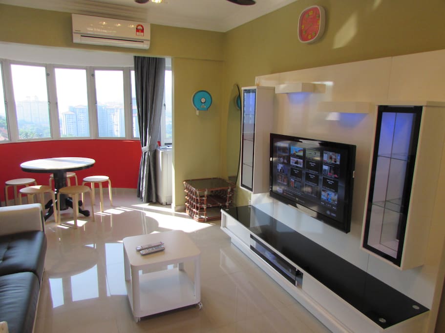 Living Room Overview (2)